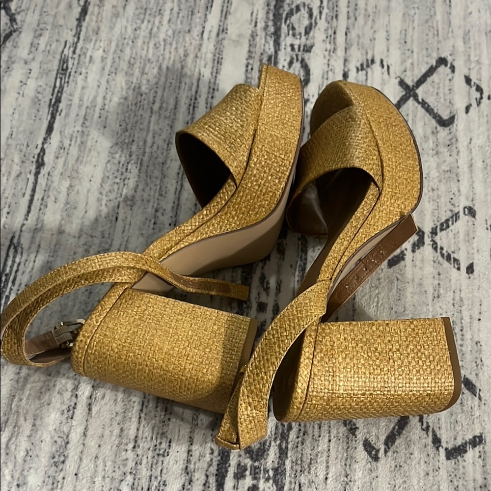 Elegant Gold Women's Platform Sandals